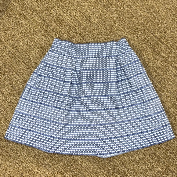 Blue and white patterned skirt - Picture 3 of 5
